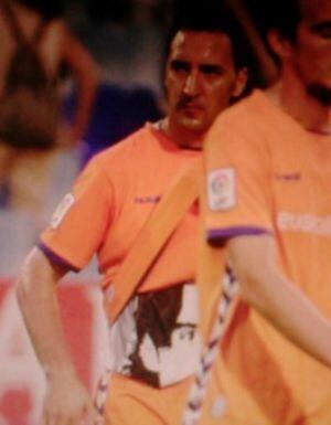 Migue, central del Alavés, homenajea siempre a Jarque