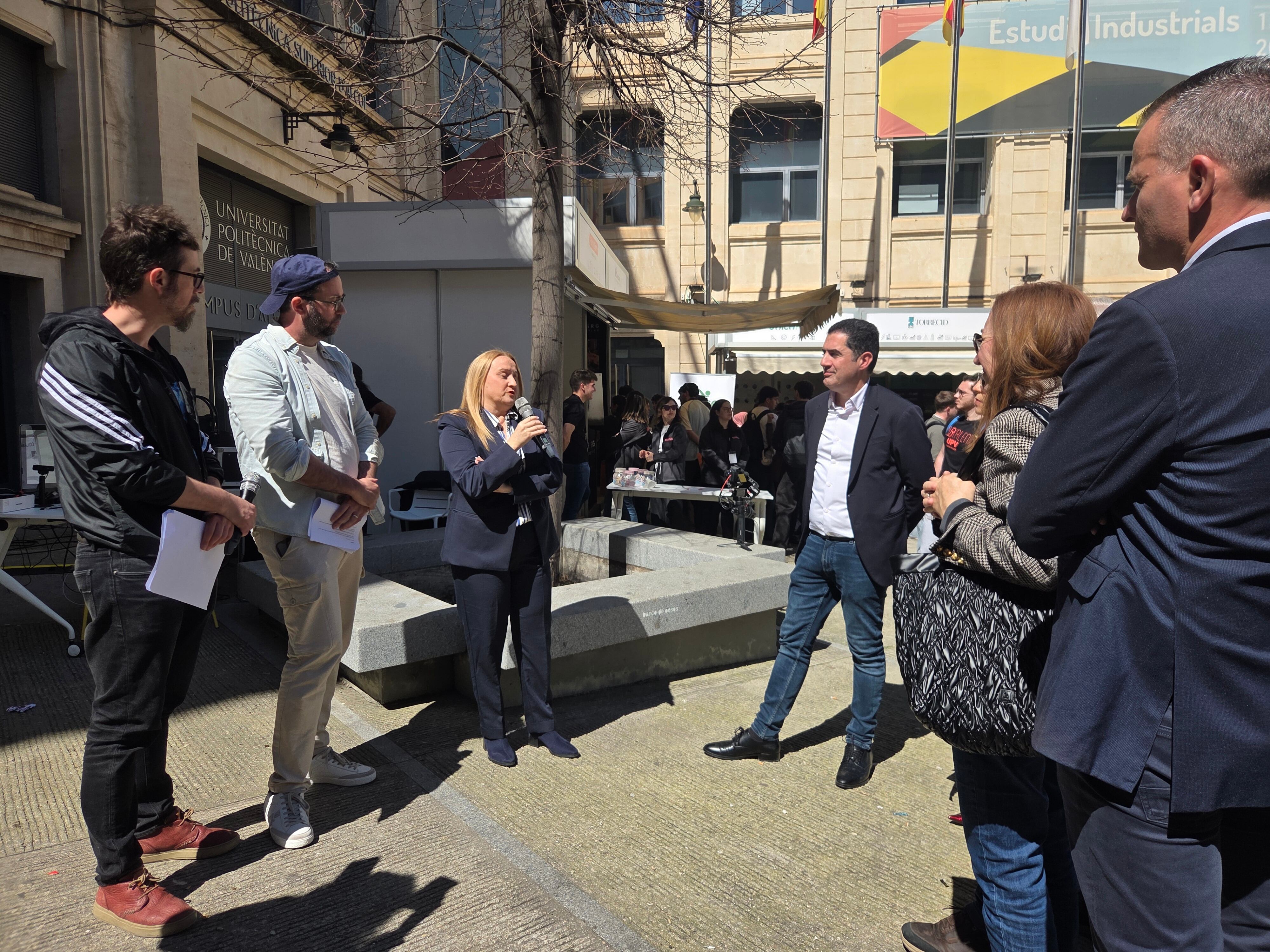 En el acto de inauguración del foro han estado las autoridades y ha contado con la presentación de los Jajajers