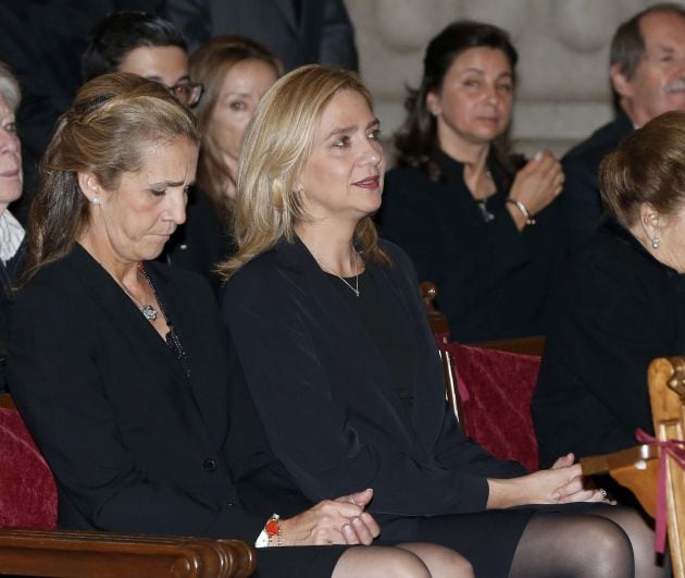 La infantas Elena y Cristina, durante el funeral por el infante Carlos de Borbón-Dos Sicilias, el 8 de noviembre de 2015.