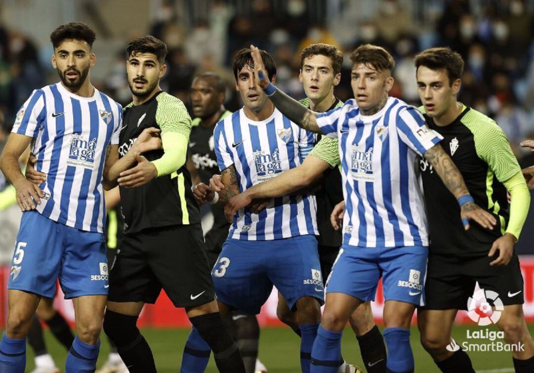 El Sporting defiende una acción a balón parado en La Rosaleda.