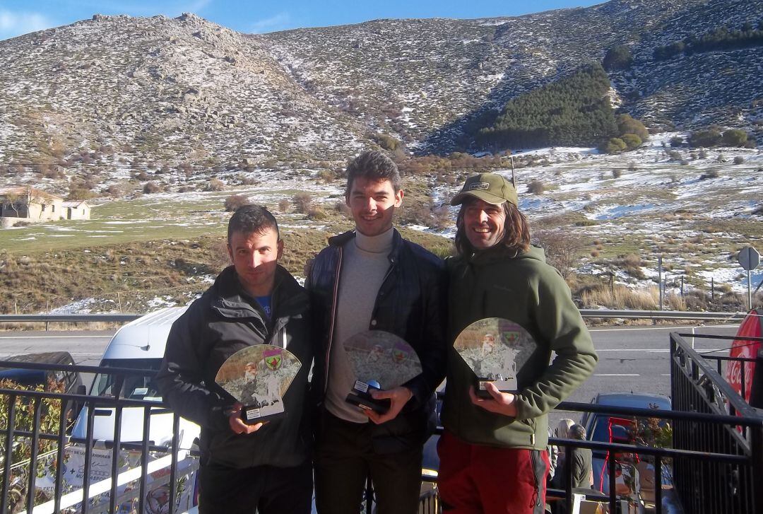 Victor Pérez en el centro con los dos siguientes clasificados en el campeonato de caza menor con perro de Castilla y León