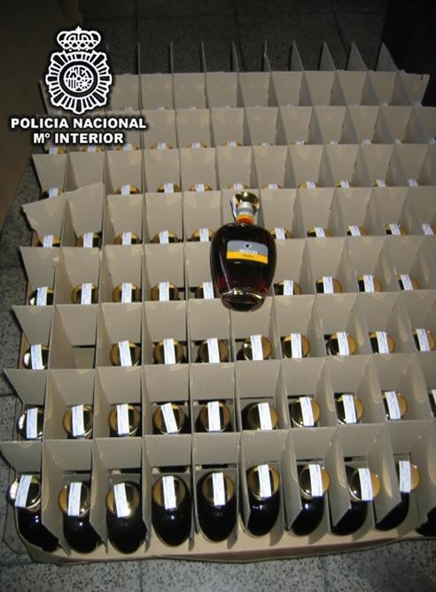 Una de las más de mil botellas de ron &quot;falso&quot; incautadas por la Policía en España