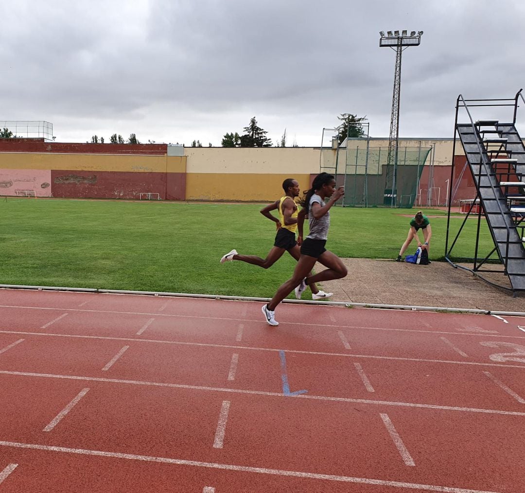 Genzebe Dibaba entrenando en las instalaciones del Hispánico