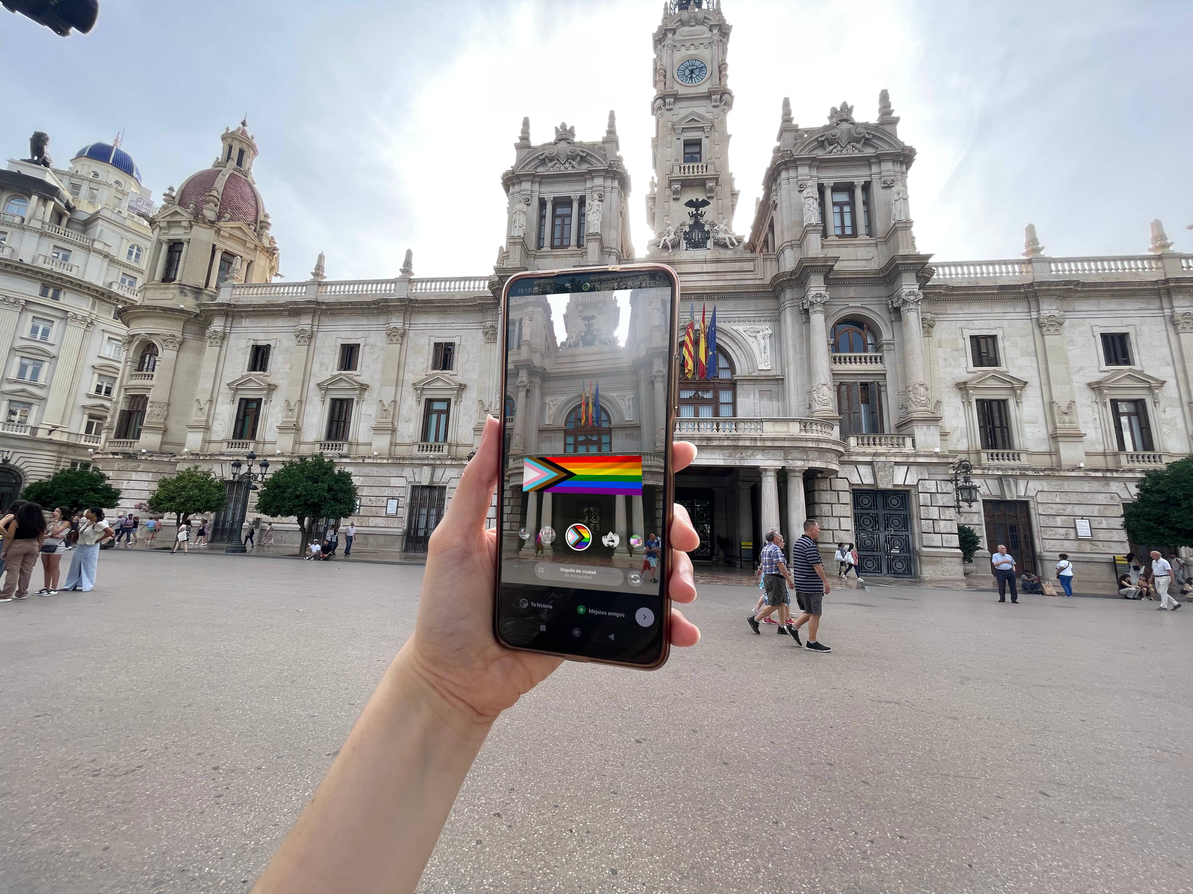 La joven creativa Mireia Rabal ha creado &quot;Orgullo de ciudad&quot; un filtro de Instagram que, mediante Realidad Aumentada, pone la bandera LGTBIQ+ en el balcón del Ayuntamiento de València.