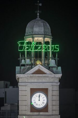 El reloj de la Puerta del Sol da la bienvenida al nuevo año 2015