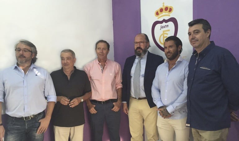 Algunos de los nuevos accionistas del Real Jaén después de la Junta.