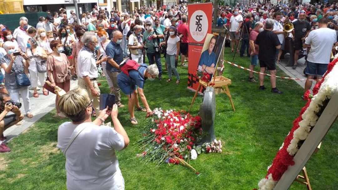 Cientos de personas homenajean con claveles a Germán Rodríguez y los heridos de 1978