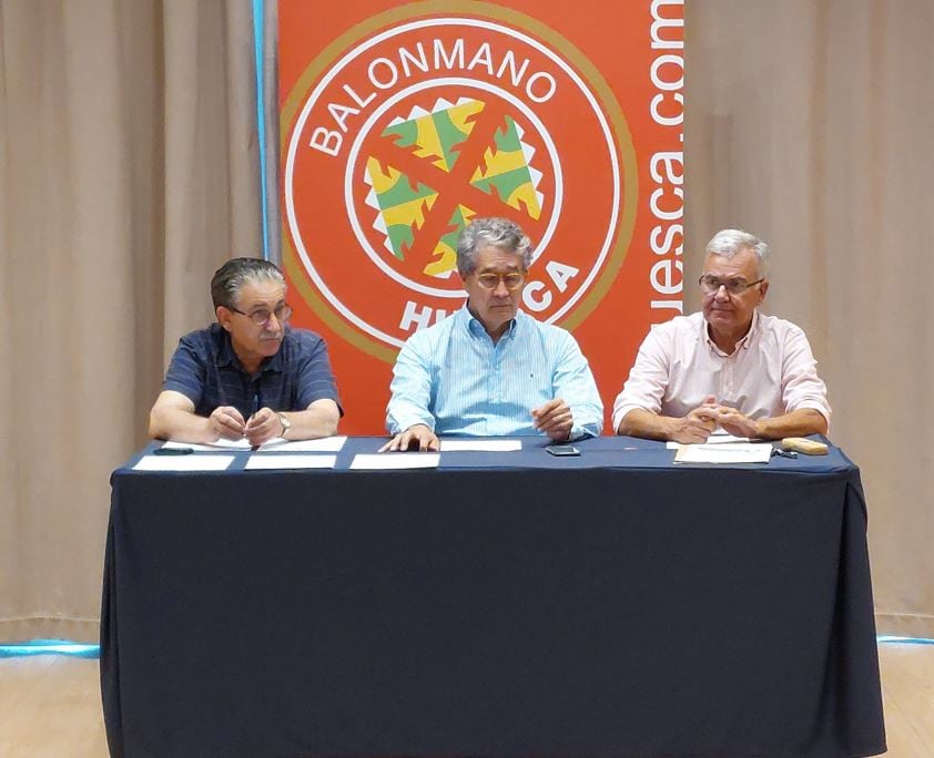 Jesús Montorio, Pachi Giné y Fernando Udina, directivos del Club Balonmano Huesca durante una asamblea