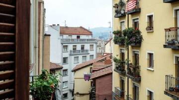 Tres detenidos por violar a una joven durante tres días en un piso de Bilbao