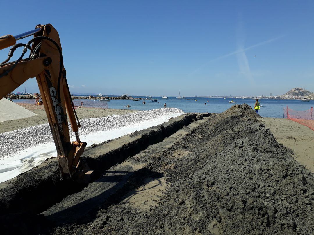 Trabajos de Costas en la playa de la Almadraba