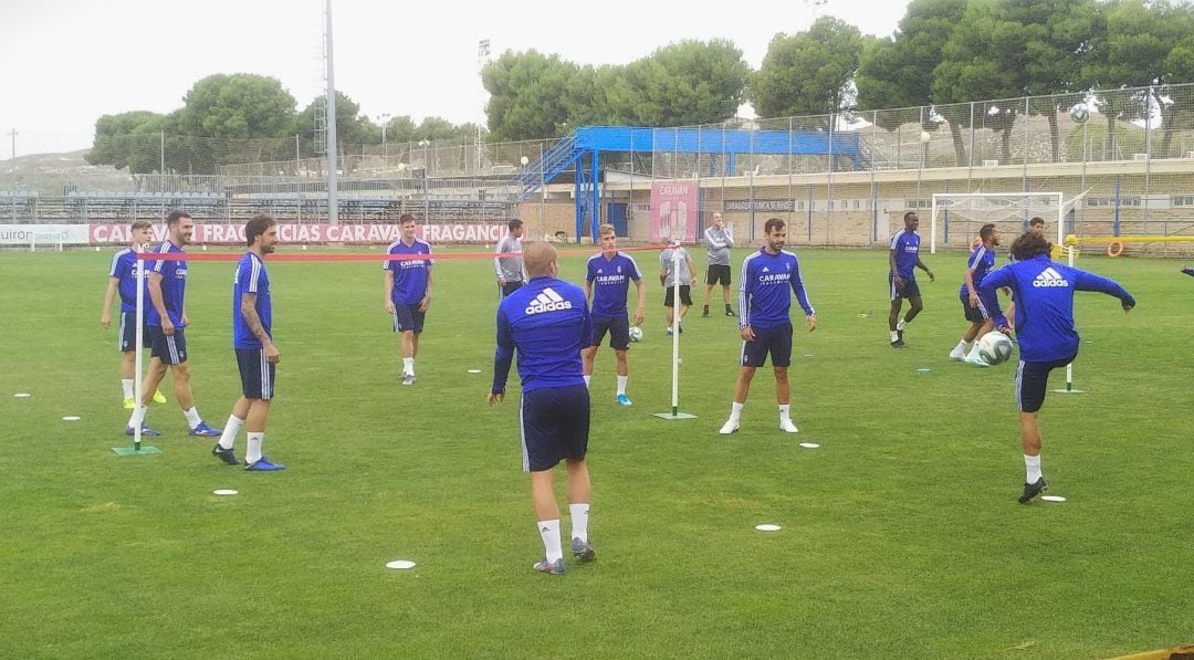 Los jugadores del Real Zaragoza en un entrenamiento