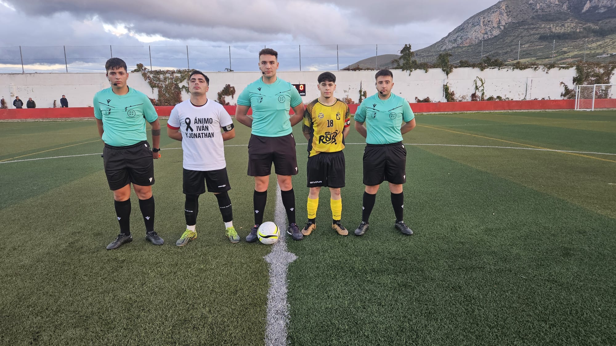 Trío arbitral y capitanes, de C.D. Rus y Jódar C.F., tras el sorteo inicial