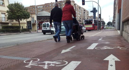 Carril bici en una acera de Vía Complutense