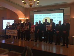 Foto de familia con los premiados de 2016