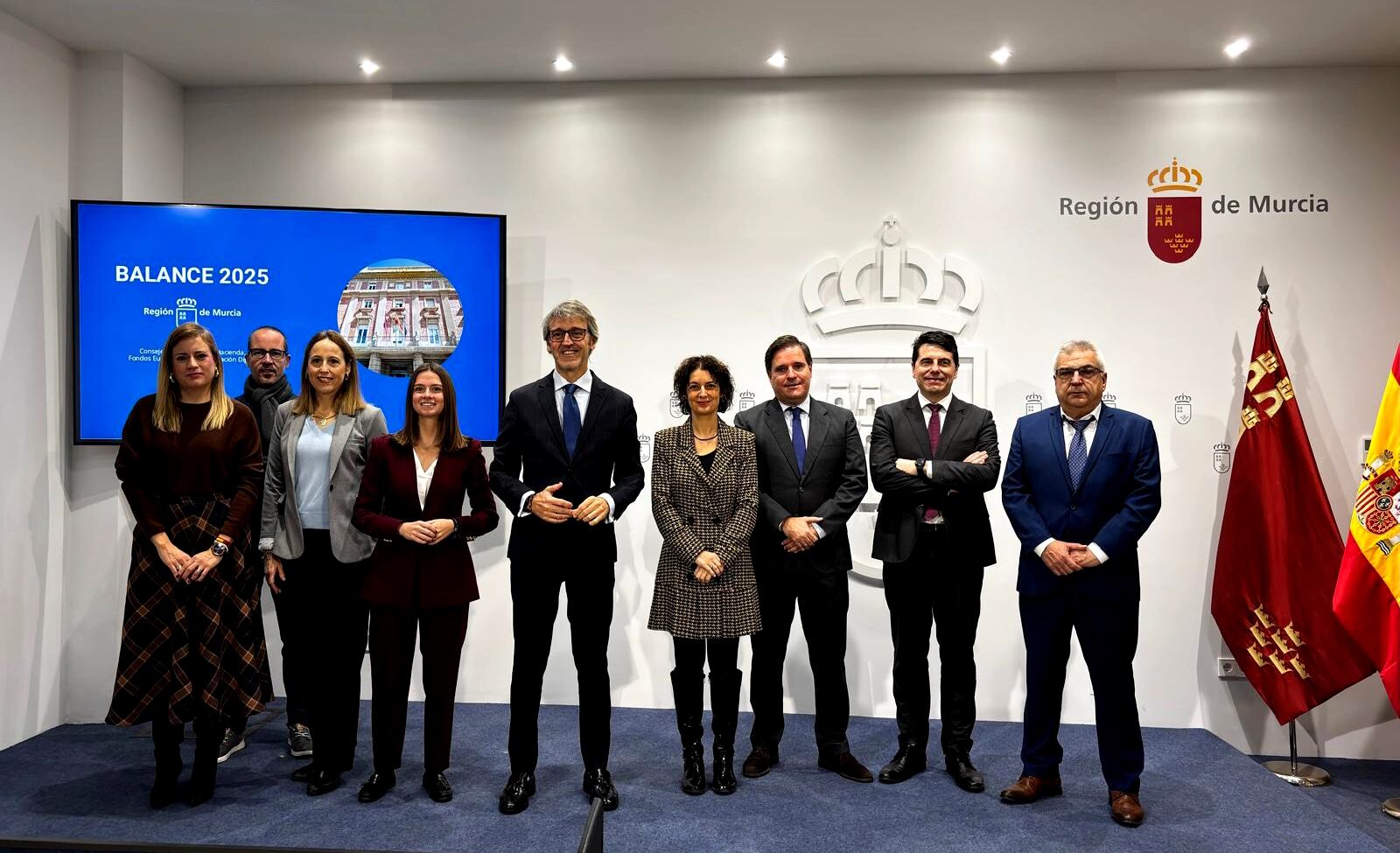 El consejero de Economía, Hacienda, Fondos Europeos y Transformación Digital, Luis Alberto Marín, junto con el equipo directivo de la consejería y durante su comparecencia para hacer un repaso de las actuaciones de 2025