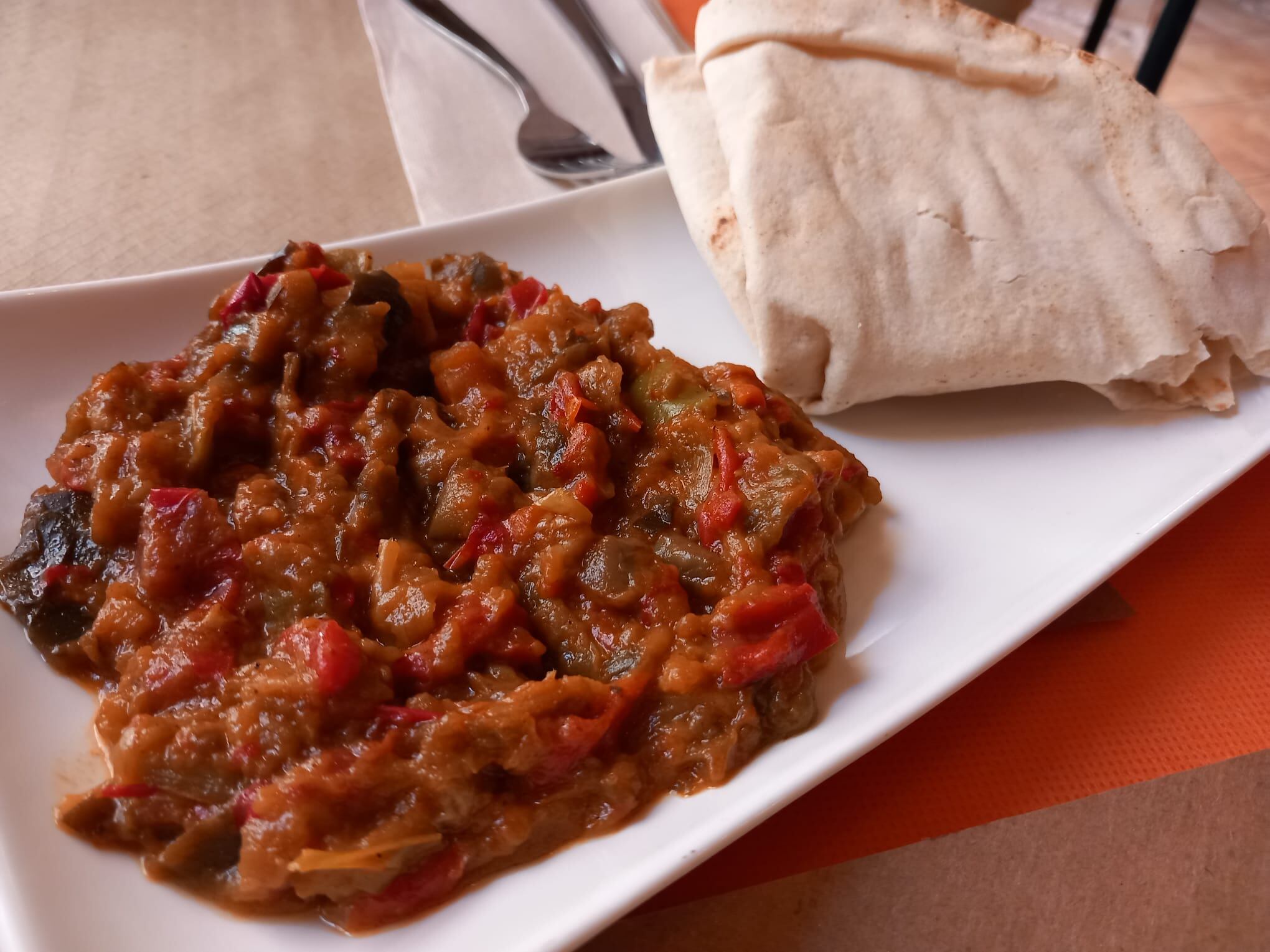 Zaaluk de berenjenas con pan de pita