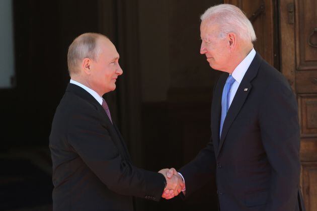 Apretón de manos entre Putin y Biden.