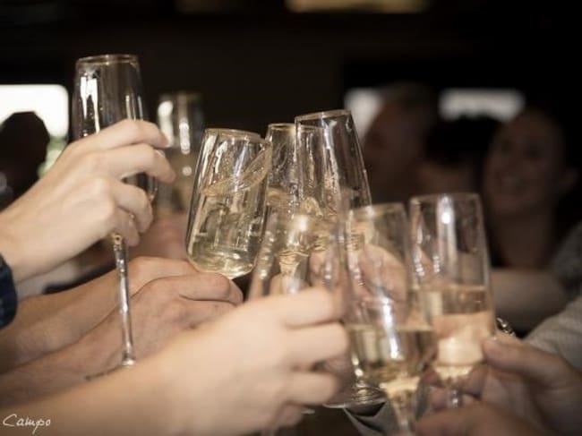 Restaurante Di Marco de Binéfar brinda con sus clientes por el 20 aniversario