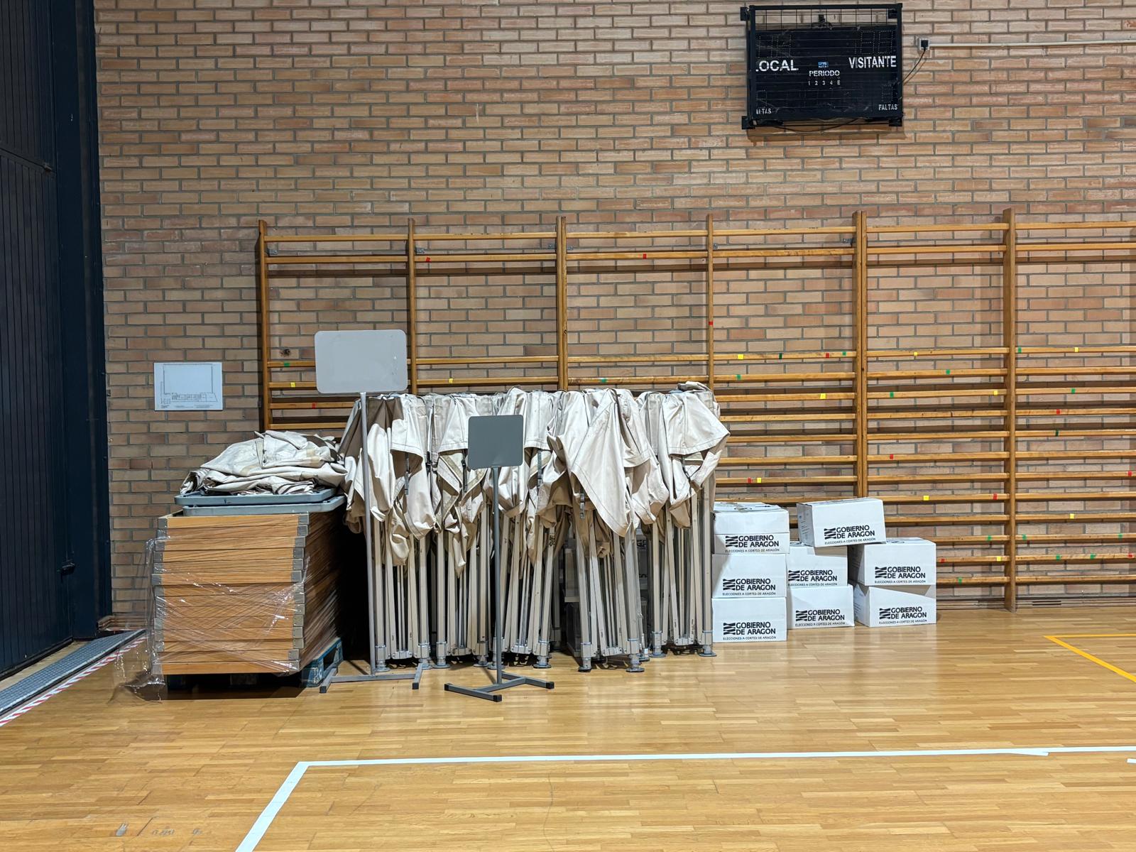 Material electoral preparado en el pabellón del colegio Pedro J. Rubio de Huesca