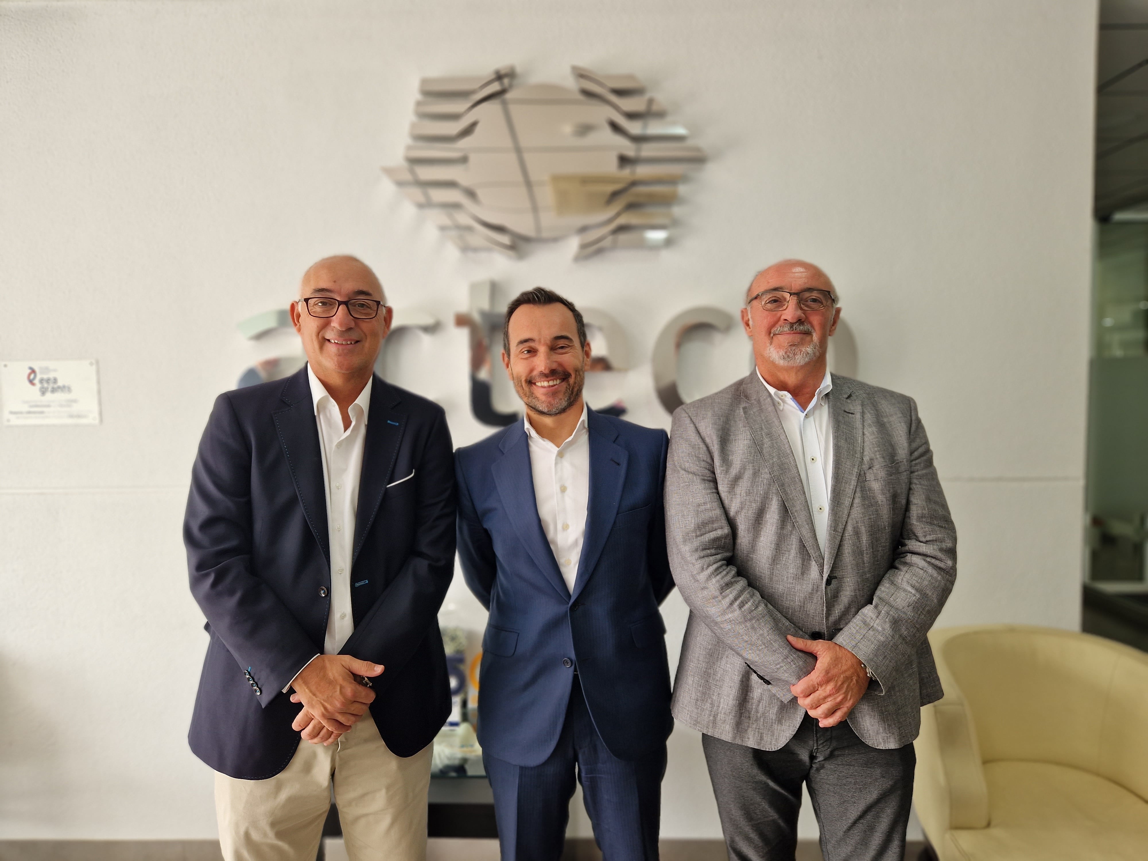 Juan Manuel Erum y Jorge Ramis, socios fundadores de Acteco,  y Jaime Matín, director ejecutivo de Refino y Química en Repsol