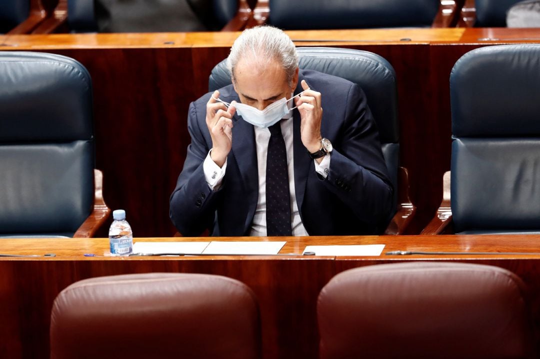 El consejero de Sanidad, Enrique Ruiz Escudero, al inicio de una nueva sesión de control.