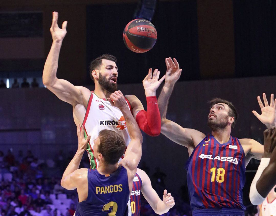 Shengelia lucha por un rebote con los jugadores del Barça
