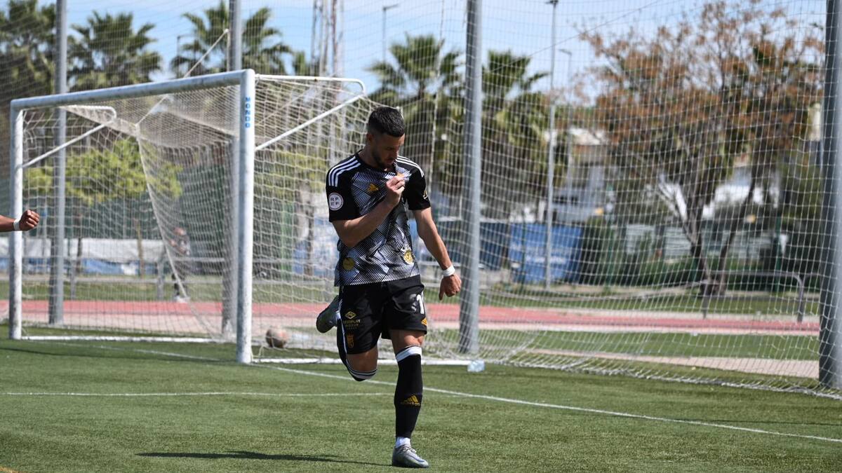 (2-2) El Xerez CD suma un punto ante el líder que debe servir