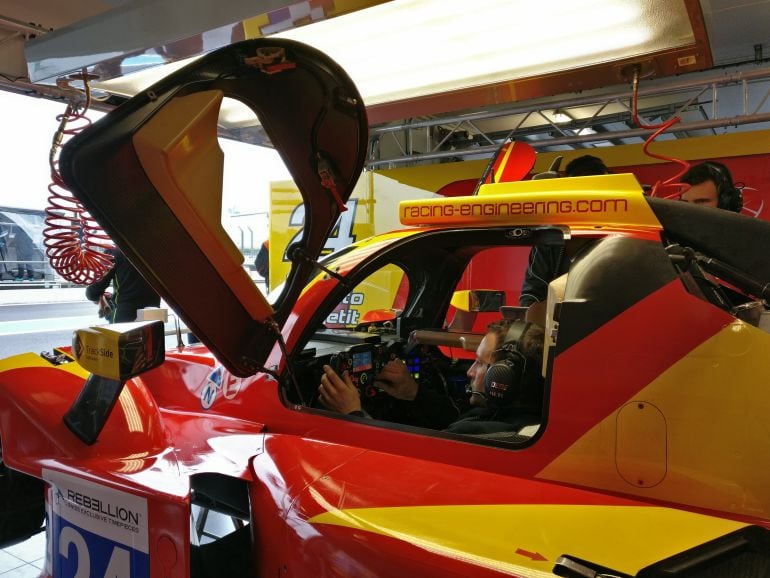 El monoplaza del equipo en el boxes durante la carrera en Monza 