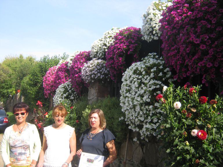 Ana Älvarez y Carmen Menéndez junto a la concejala Maria Antonia Gancedo