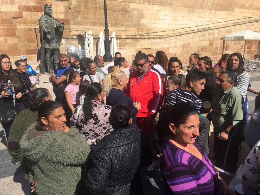 Vecinos de San Pedro concentrados frente al Ayuntamiento de Lorca