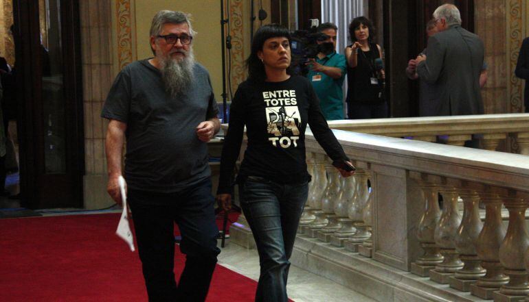 Els diputats de la CUP Joan Garriga i Anna Gabriel, dirigint-se al despatx del president de la Generalitat, Carles Puigdemont, per reunir-se amb ell i amb el vicepresident, Oriol Junqueras