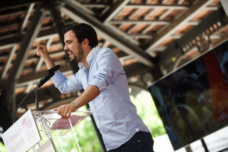 GRA112 MURCIA, 10/05/2015.- El candidato de IU a la presidencia del Ejecutivo, Alberto Garzón, durante su intrevención en un acto en Murcia donde ha dicho que la unidad popular no es, como algunos sujetos políticos la están usando, una marca electoral par