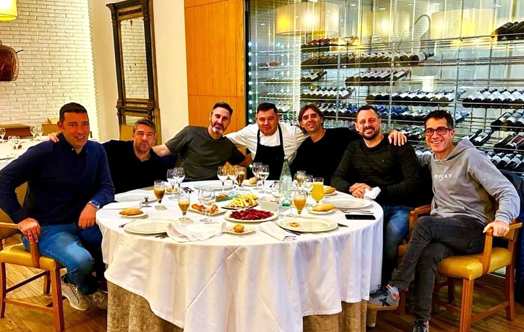 Vicente Moreno con su cuerpo técnico en un restaurante de Barcelona.