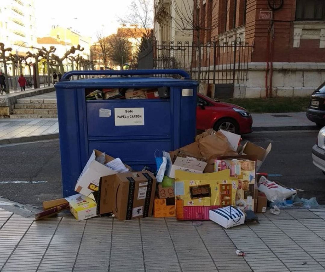 Imagen de archivo de contenedores de papel y cartón en la ciudad