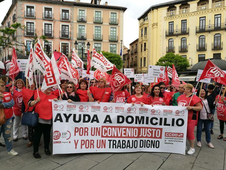 Las trabajadoras de Ayuda domicilio durante la protesta que han llevado a cabo frente al consistorio segoviano