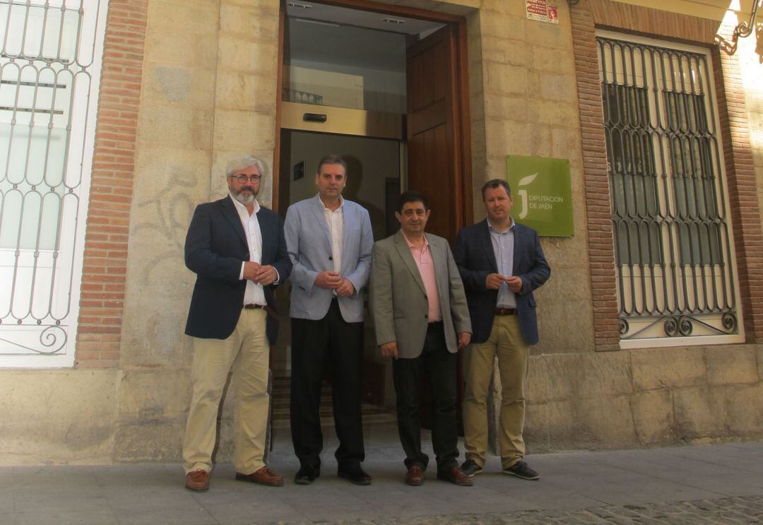 De izquierda a derecha, el diputado de Servicios Municipales, Bartolomé Cruz; el de Gobierno Electrónico, Ángel Vera; el presidente de la Diputación, Francisco Reyes, y el diputado de Agricultura, Pedro Bruno.