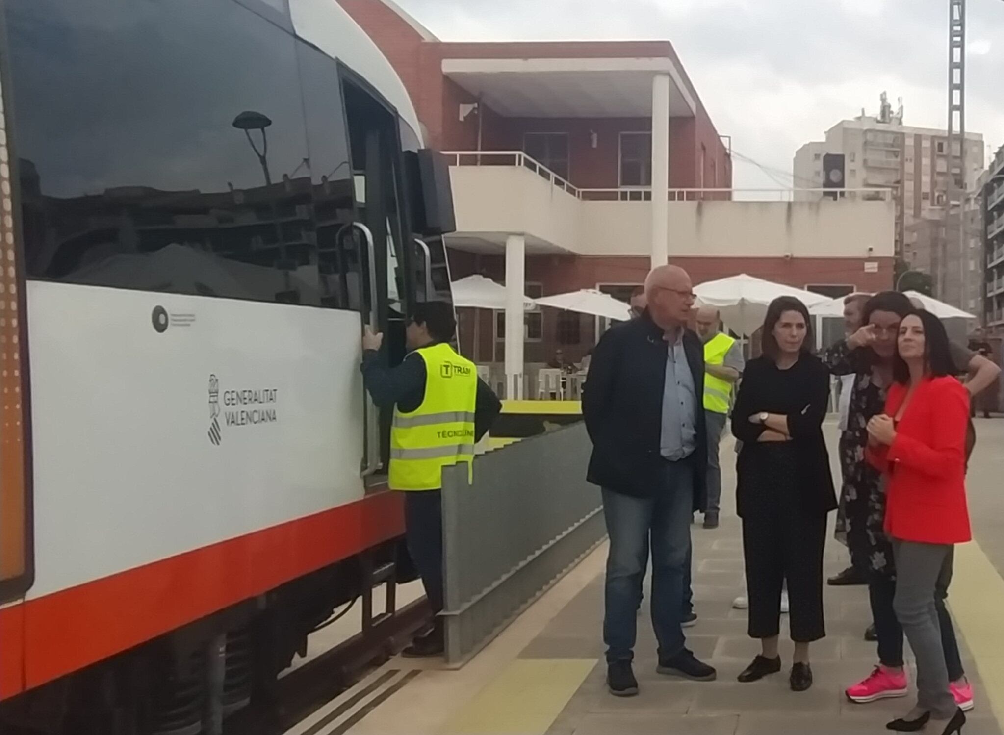 La consellera de Política Territorial, Rebeca Torró en las primeras pruebas de circulación del tren entre Dénia y Gata de Gorgos.