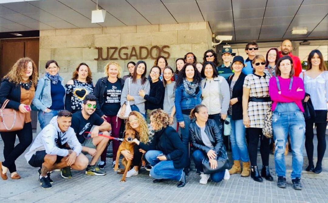 Miembros de protectoras de Lanzarote junto a la sargento Gloria Moreno y con el perro KIng el día del jucio a sus maltratadores.