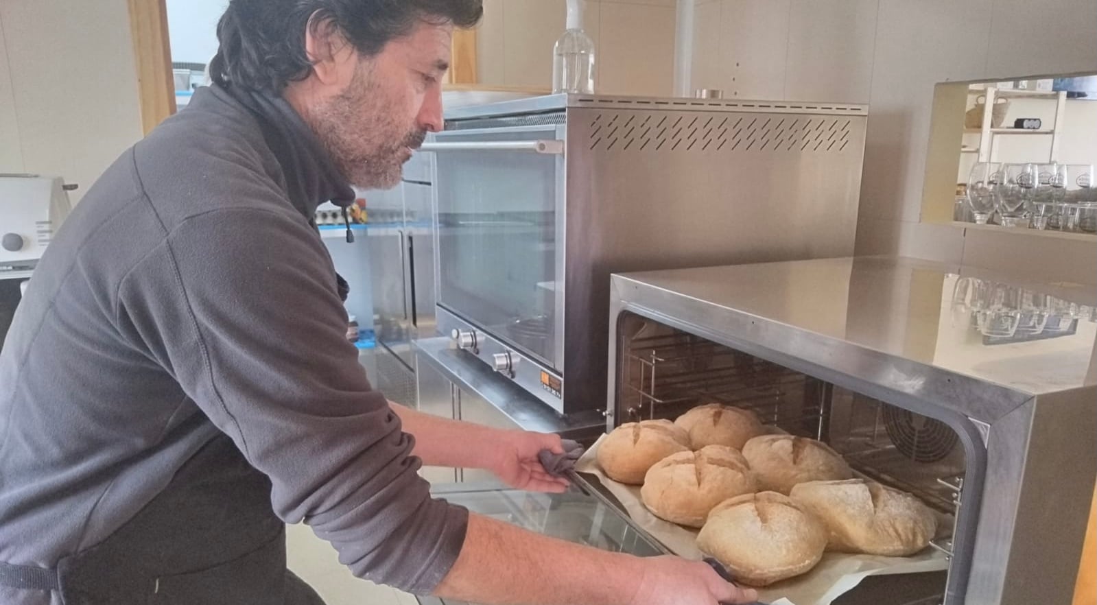 Marcelo Santin, nuevo panadero de Tragacete (Cuenca) trabajando en el horno.