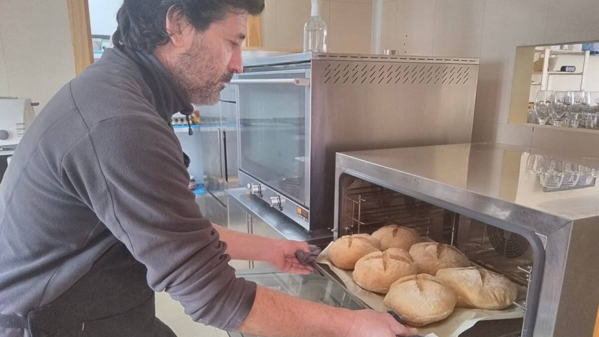 Llegan nuevos vecinos a un pueblo de Cuenca y reabren la panadería diez años después