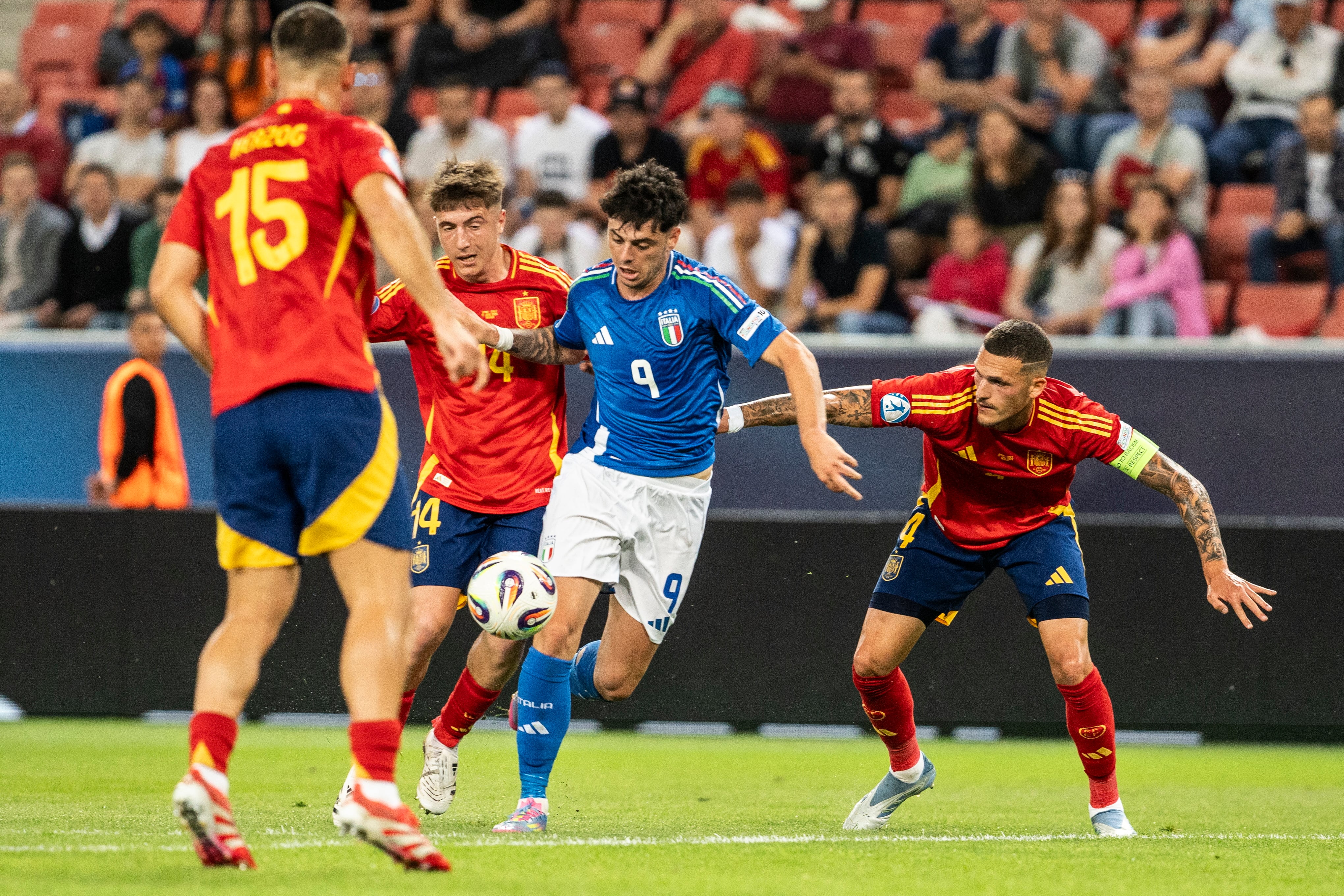 Bratislava (Slovakia), 17/06/2025.- Juanma Herzog (L) and Rafa Marin (R) of Spain in action against Giuseppe Ambrosino of Italy (C) during the UEFA Under-21 Championship group stage soccer match between Spain and Italy in Trnava, Slovakia, 17 June 2025. (Italia, Eslovaquia, España) EFE/EPA/JOZEF JAKUBCO