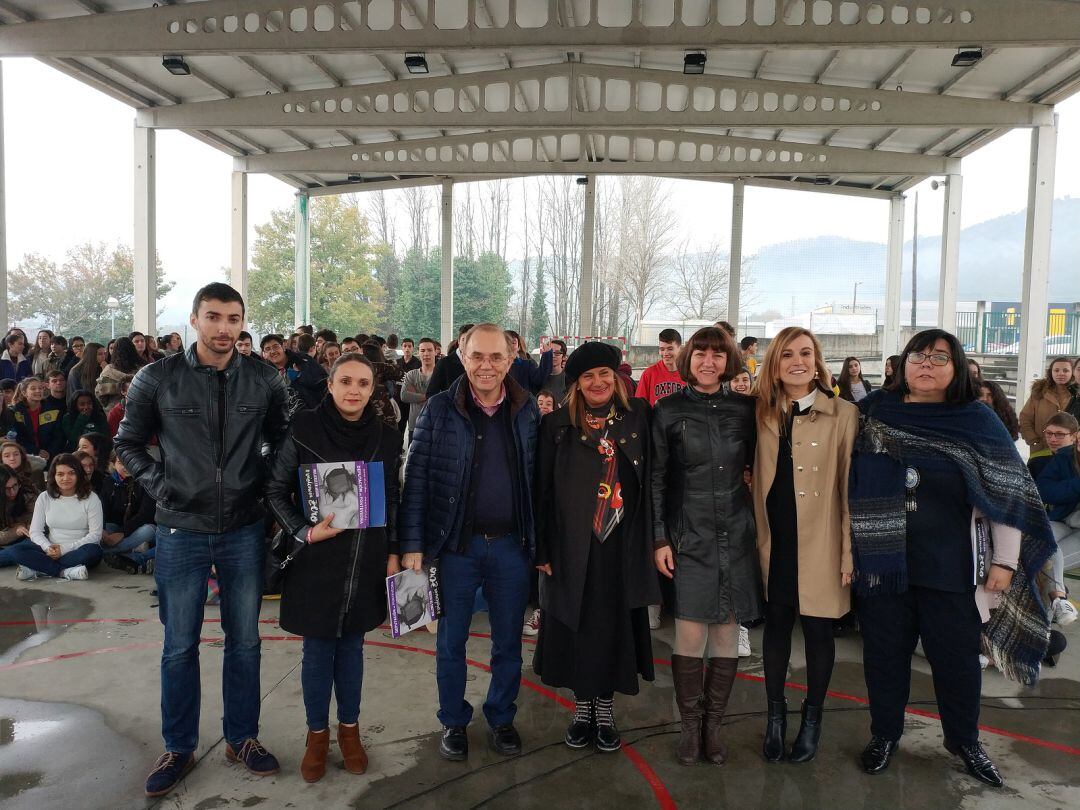 Xosé Represas (tercero por la izquierda), alcalde de Ponteareas, junto a la presidenta de la Diputación de Pontevedra y otras autoridades.