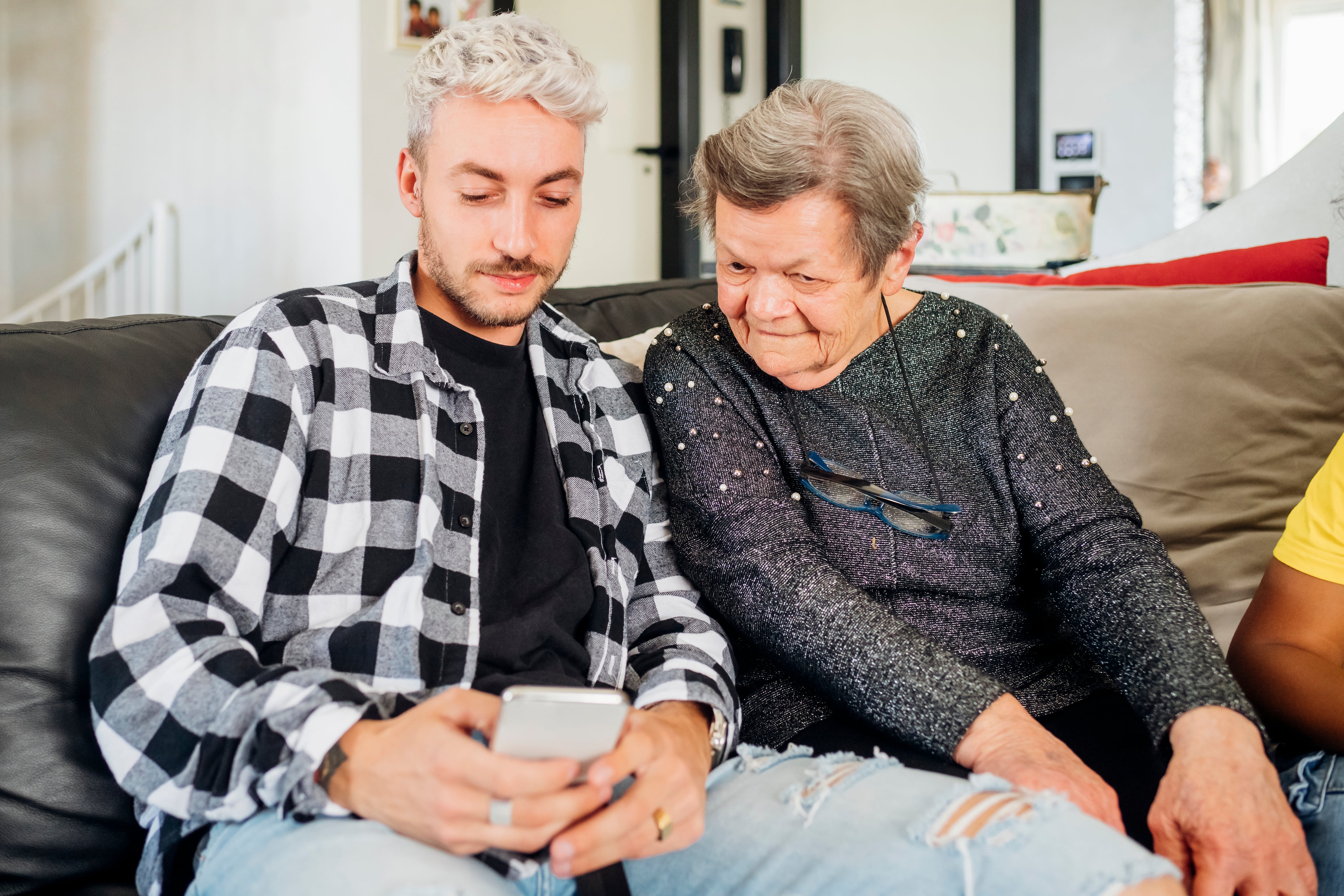 Estudiantes fuenlabreños enseñarán a sus abuelos a manejar el teléfono móvil y a hacer gestiones con él.