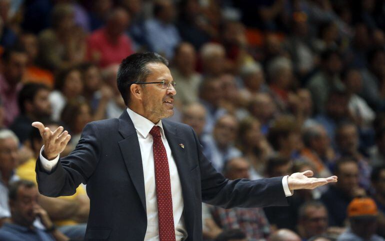 El entrenador del Valencia Basket, Pedro Martínez, durante el partido frente al Real Madrid de la segunda jornada de la Liga ACB que disputan esta noche en el pabellón Fuente San Luis. 