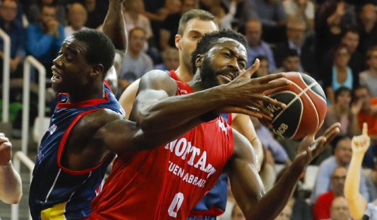 El pivot inglés del Montakit Fuenlabrada, Gabriel Olaseni, pelea por el balón ante el un &quot;ex&quot; del &#039;Fuenla&#039;: el jugador senegalés del MoraBanc Andorra, Moussa Diagne.