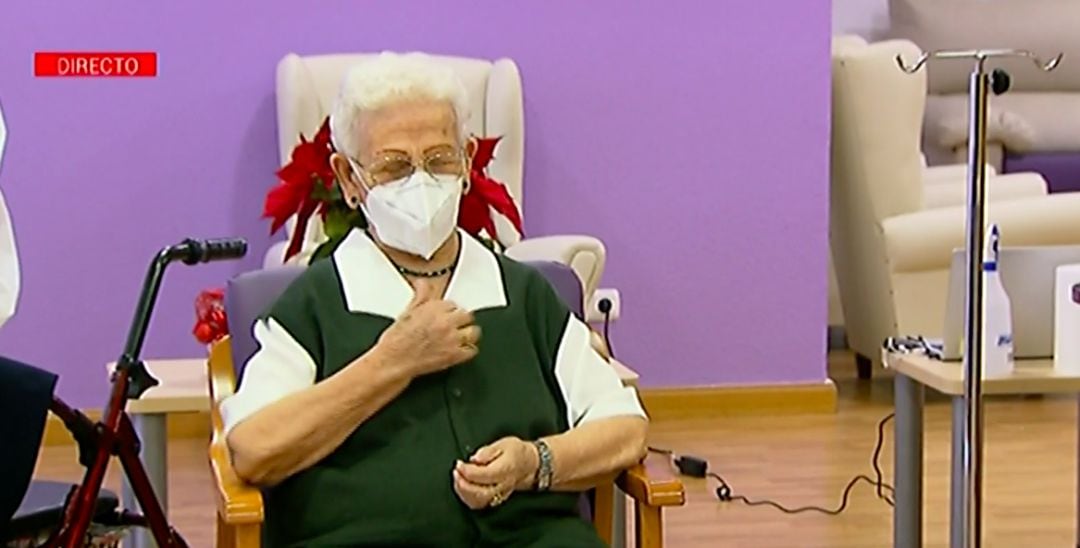 Araceli, una mujer de 96 años, residente en el centro de mayores Los Olmos de Guadalajara capital, ha recibido a las 9.00 horas la primera dosis de la vacuna en España.