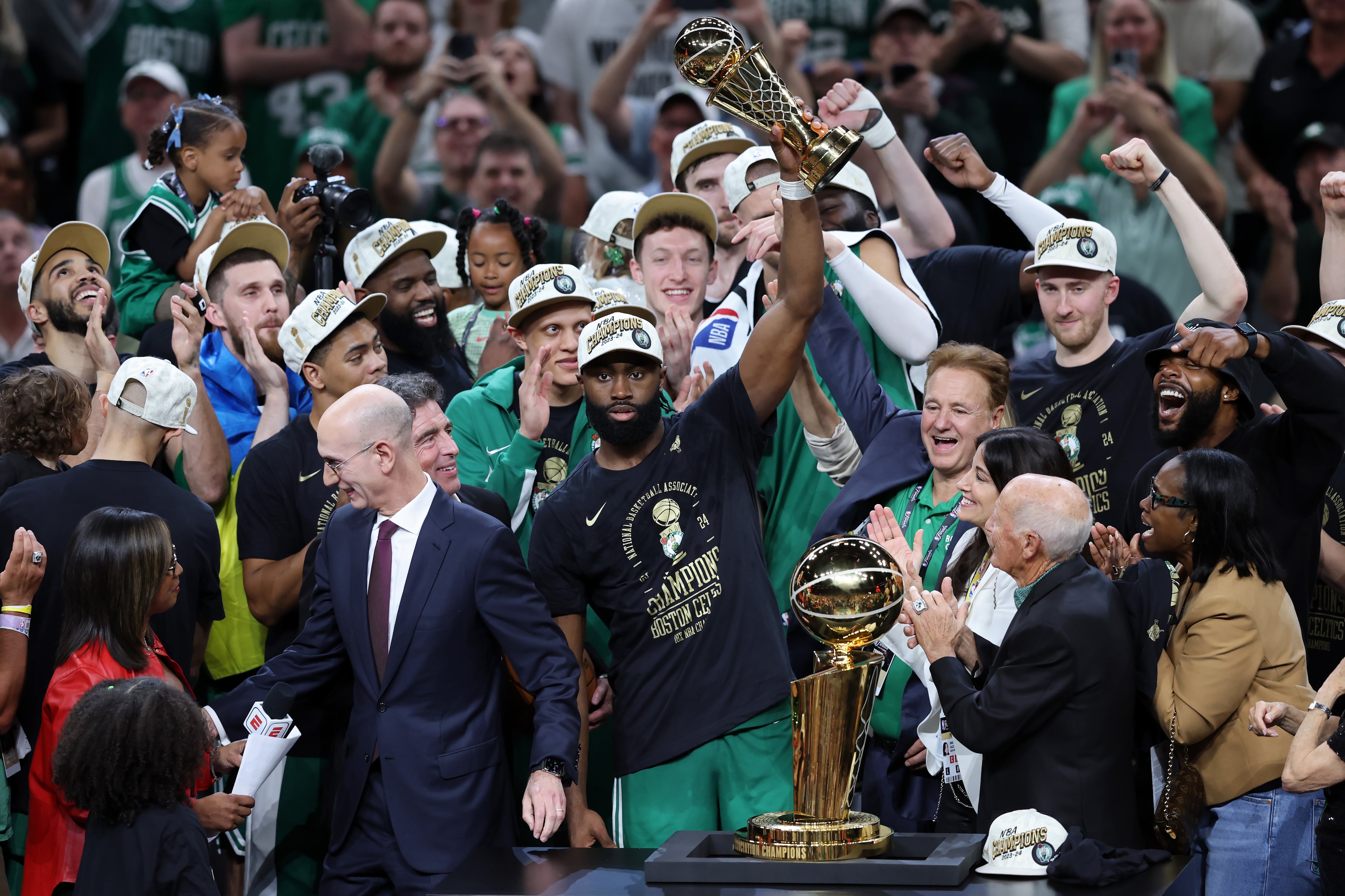 Jaylen Brown levanta el premio de MVP de las finales de la NBA