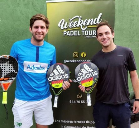 Kike Fernández, a la izquierda, junto a su pareja, antes de un torneo amateur