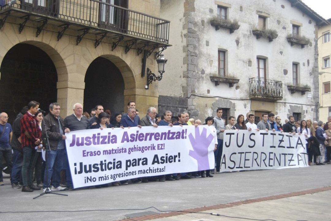 El consistorio urnietarra es pionero en este tipo de actuaciones, ya que el pasado mes de julio aprobó una moción para instar a los Gobiernos central y vasco a reconocer como violencia machista casos como los de Asier Niebla, un vecino de esta localidad fallecido en 2018 tras ser golpeado por el exnovio de una chica con la que estaba hablando