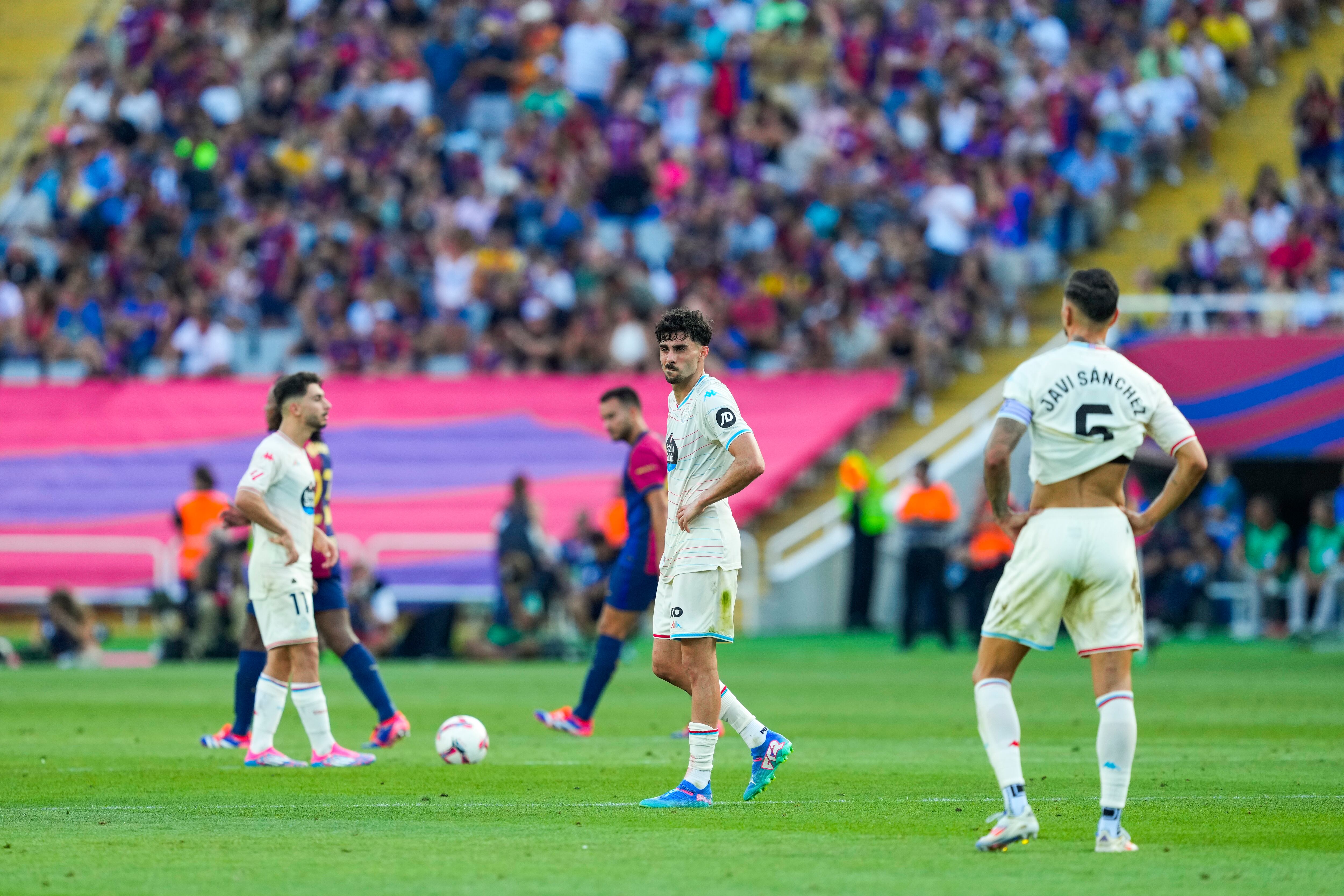 BARCELONA , 31/08/2024.- Los jugadores del Valladolid durante el partido de LaLiga ante el Barcelona que se disputa este sábado en el estadio Olímpico Lluis Companys de Barcelona. EFE/ Alejandro Garcia
